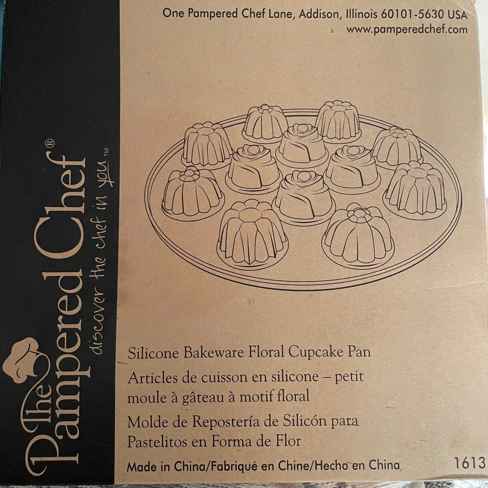 The Pampered Chef Silicone Floral Cupcake Pan bakeware Item‎ #1613